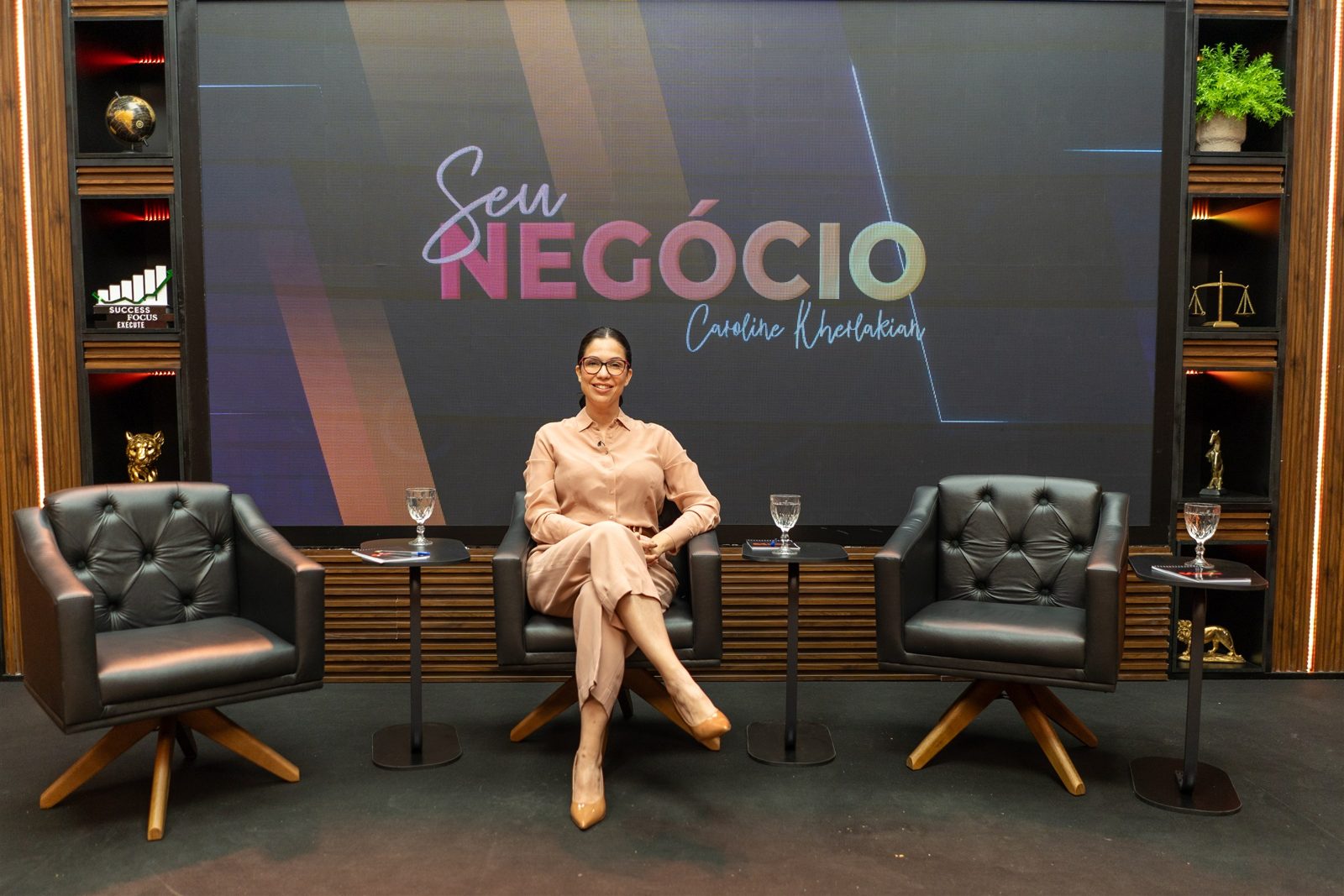 Caroline Kherlakian no cenário do programa Seu Negócio